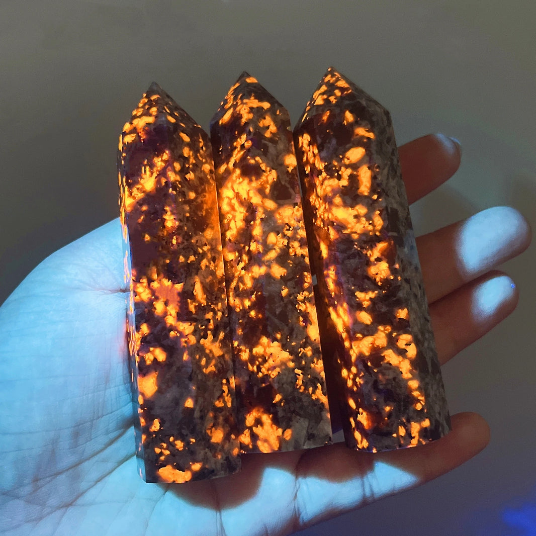 8-9Cm Natural Yooperlite Tower Crystal Flamestone Wand Point Spiritual Witchcraft Fluorescent Dodalite Energy Healing Home Decor